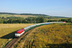 751 001 v čele vlaku pro anglické turisty